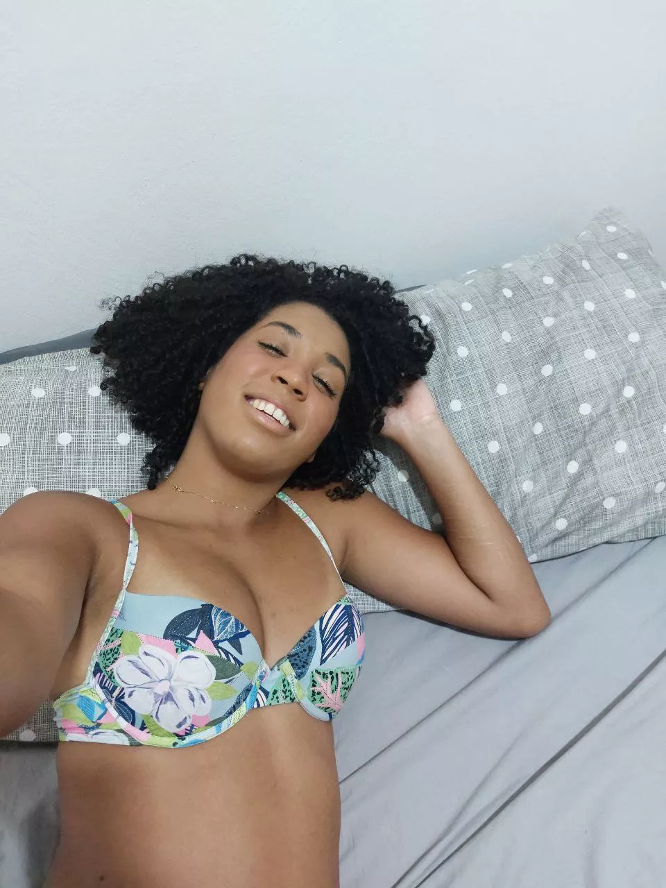 Quick kiss in bed before going to the beach