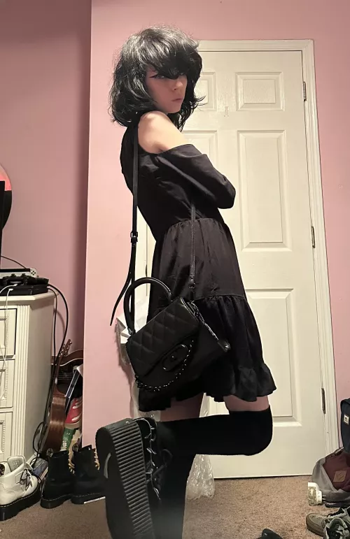 Ready for a night out 🖤🖤