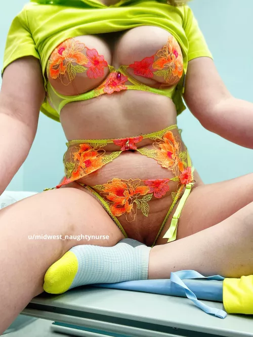 Scrubs + Lingerie = 🤤☀️