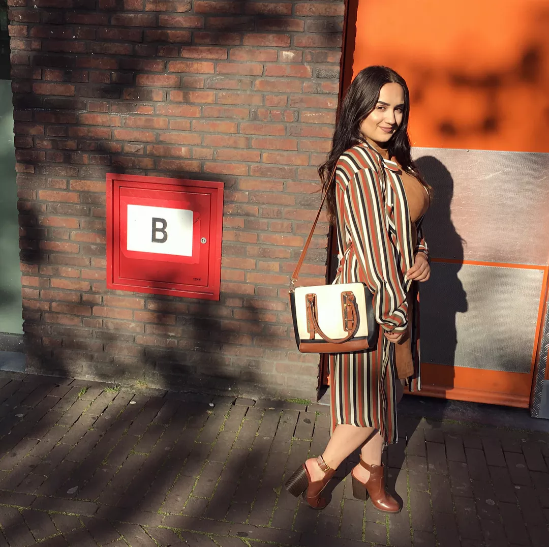 She does not hide it, that she likes you watching