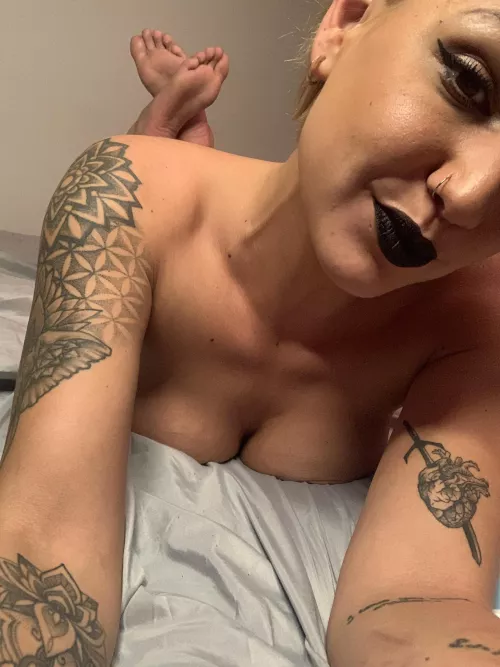 Skip work and come and chill with me today 😏