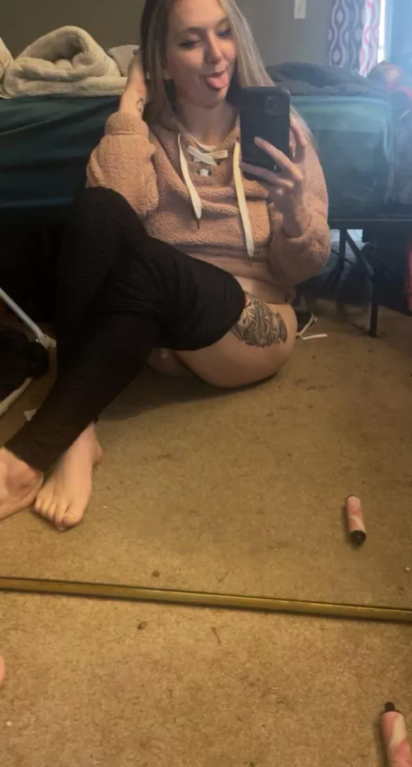 Sliding them off for you😜(24f)