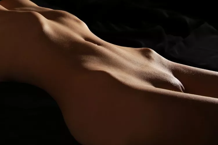 The harmony of bronze skin with black 💞🐬