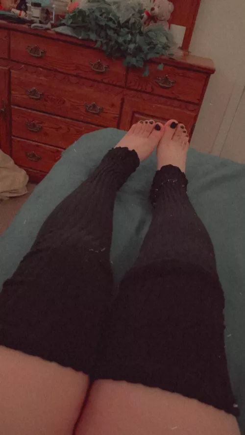 Tomorrow Ima have fun with my new outfit and toe rings. Tell me what you think of this little tease 💕