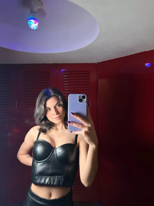 Wanna lick my bellybutton? 😏 (f23)