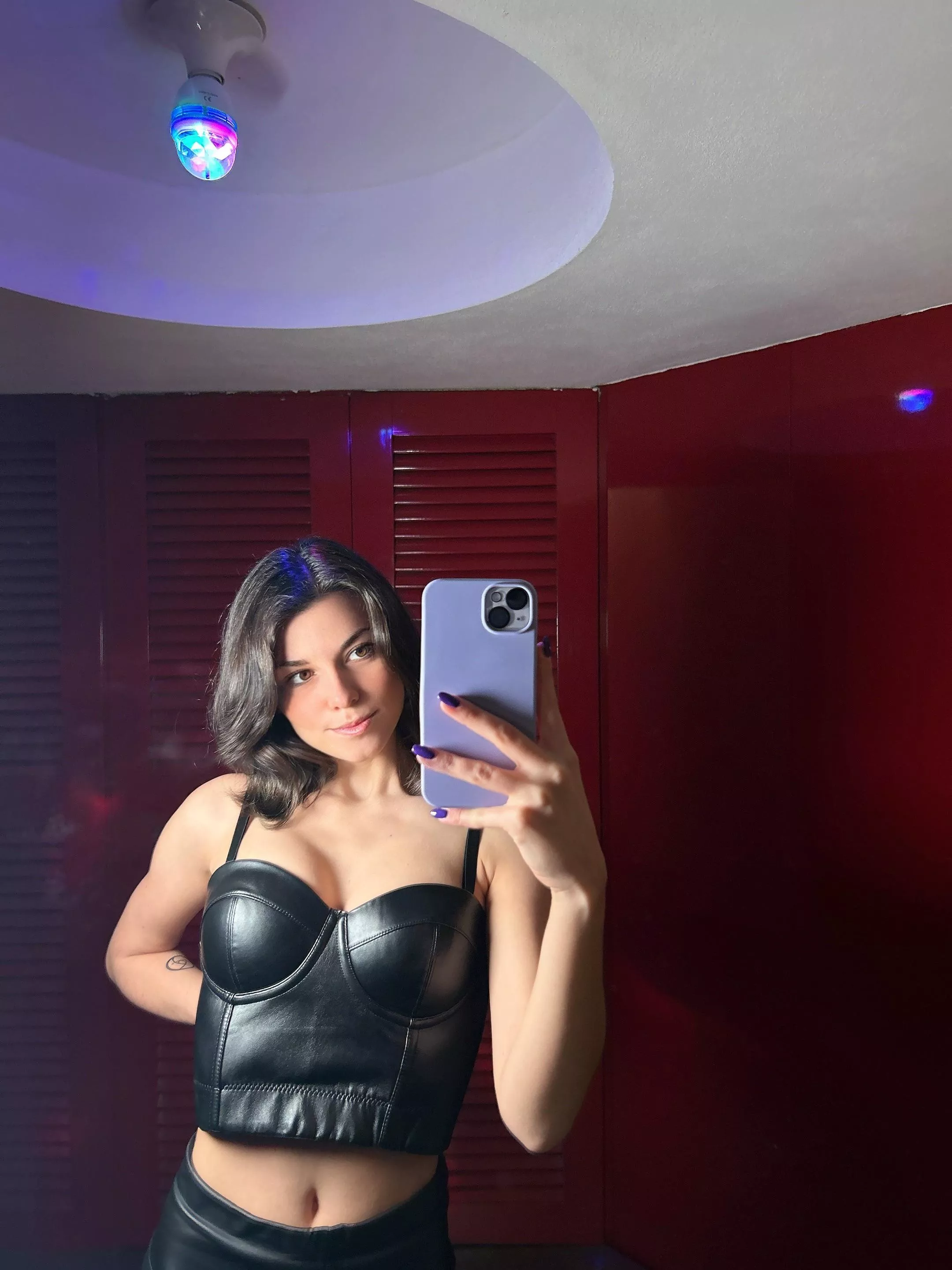 Wanna lick my bellybutton? 😏 (f23)