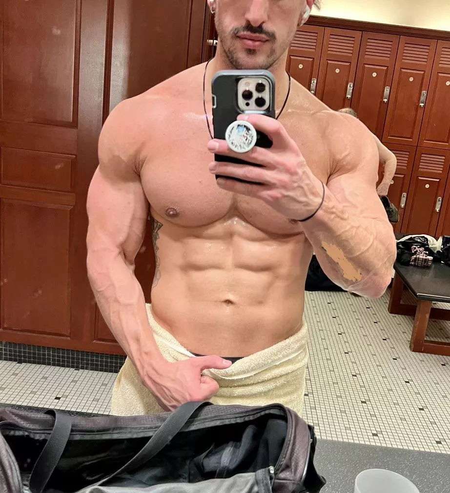 Want to see what’s underneath the towel?? 😏😶‍🌫️