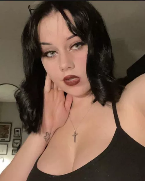 Would you fuck my face or my tits first? ;3 🖤🖤