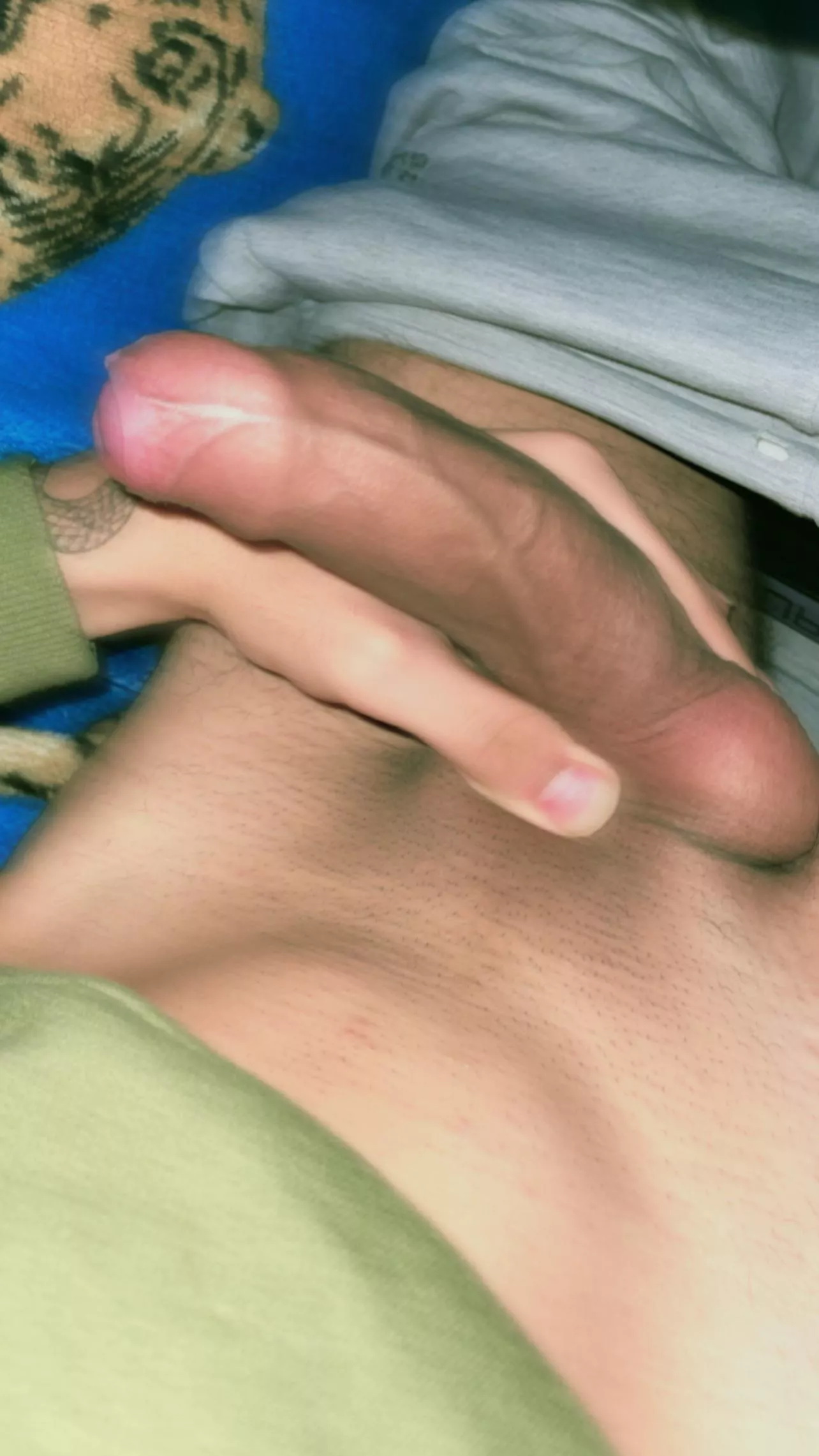 18, hmu on kenny.drt love hung and straight guys around my age