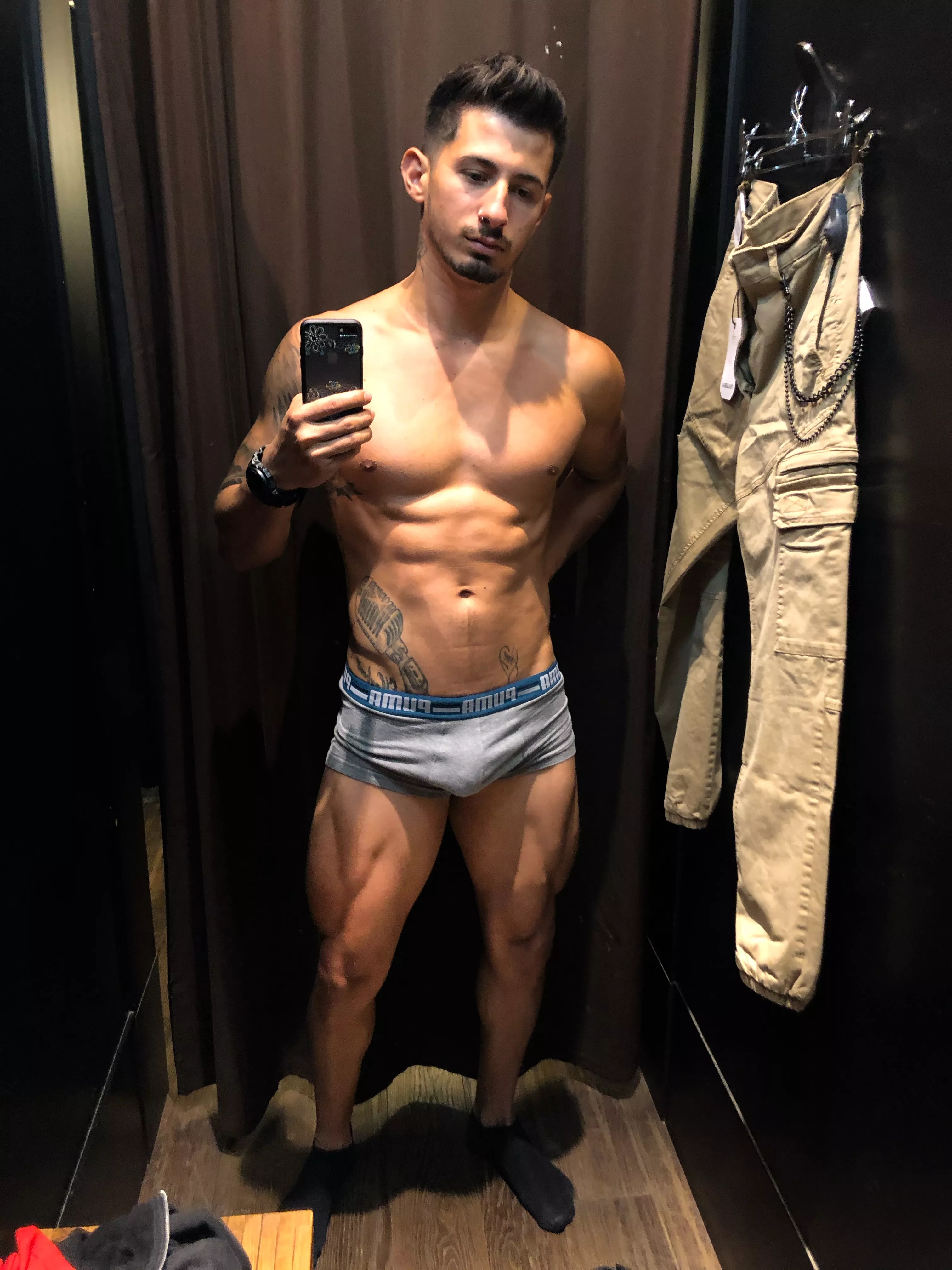 (31) Can't walk out of the changing room like this, can you help out?