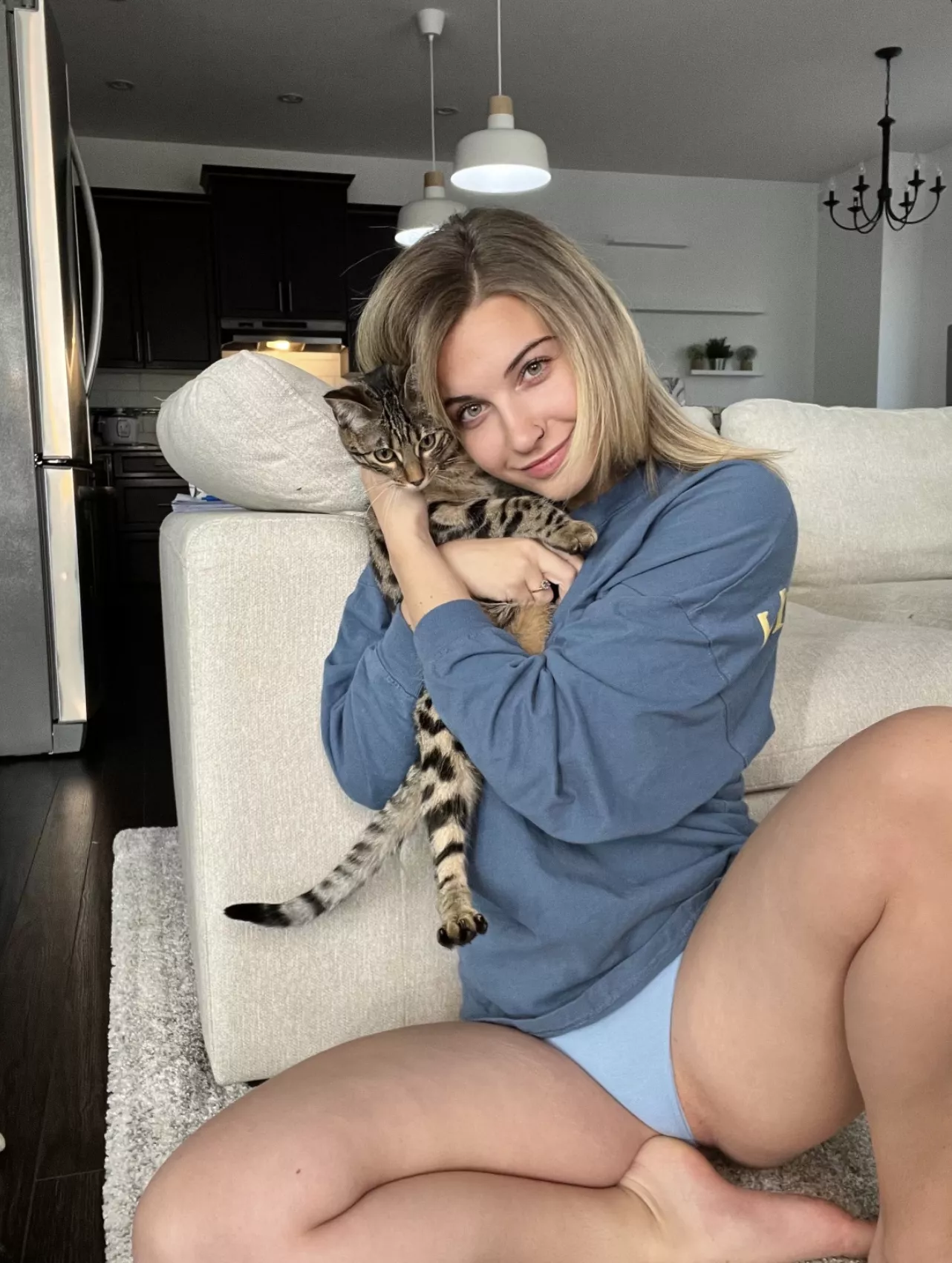 An adorable blonde & her adorable pussy 👱‍♀️🐈