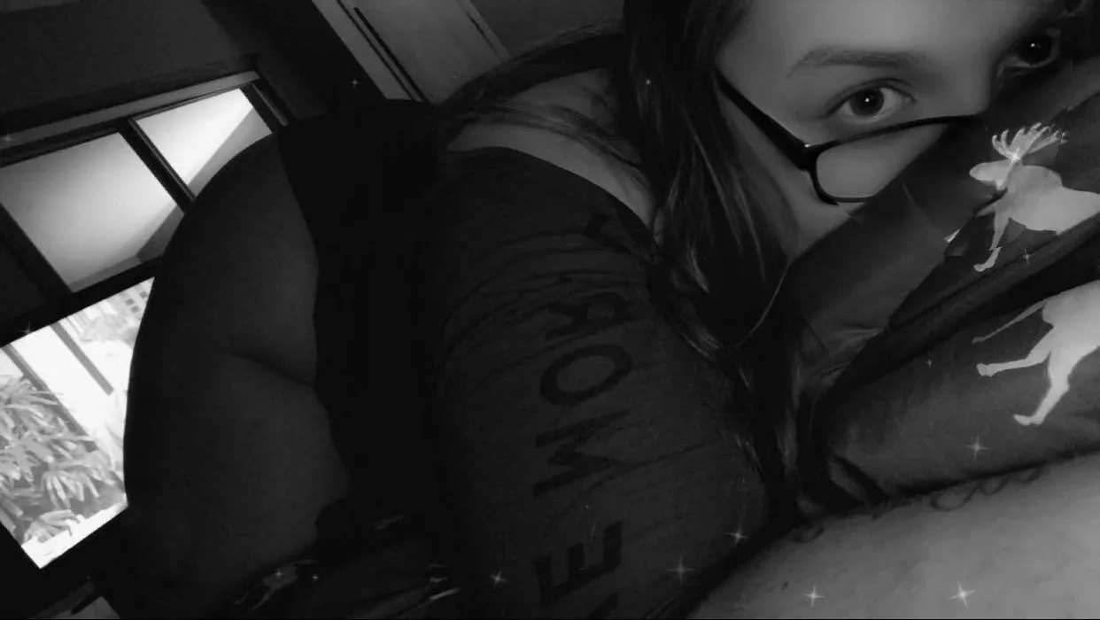 Anyone like girls with glasses? 🫣 🤓