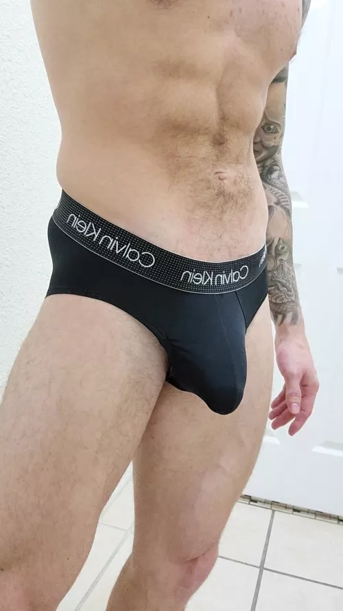 Calvin loves my bulge 😈