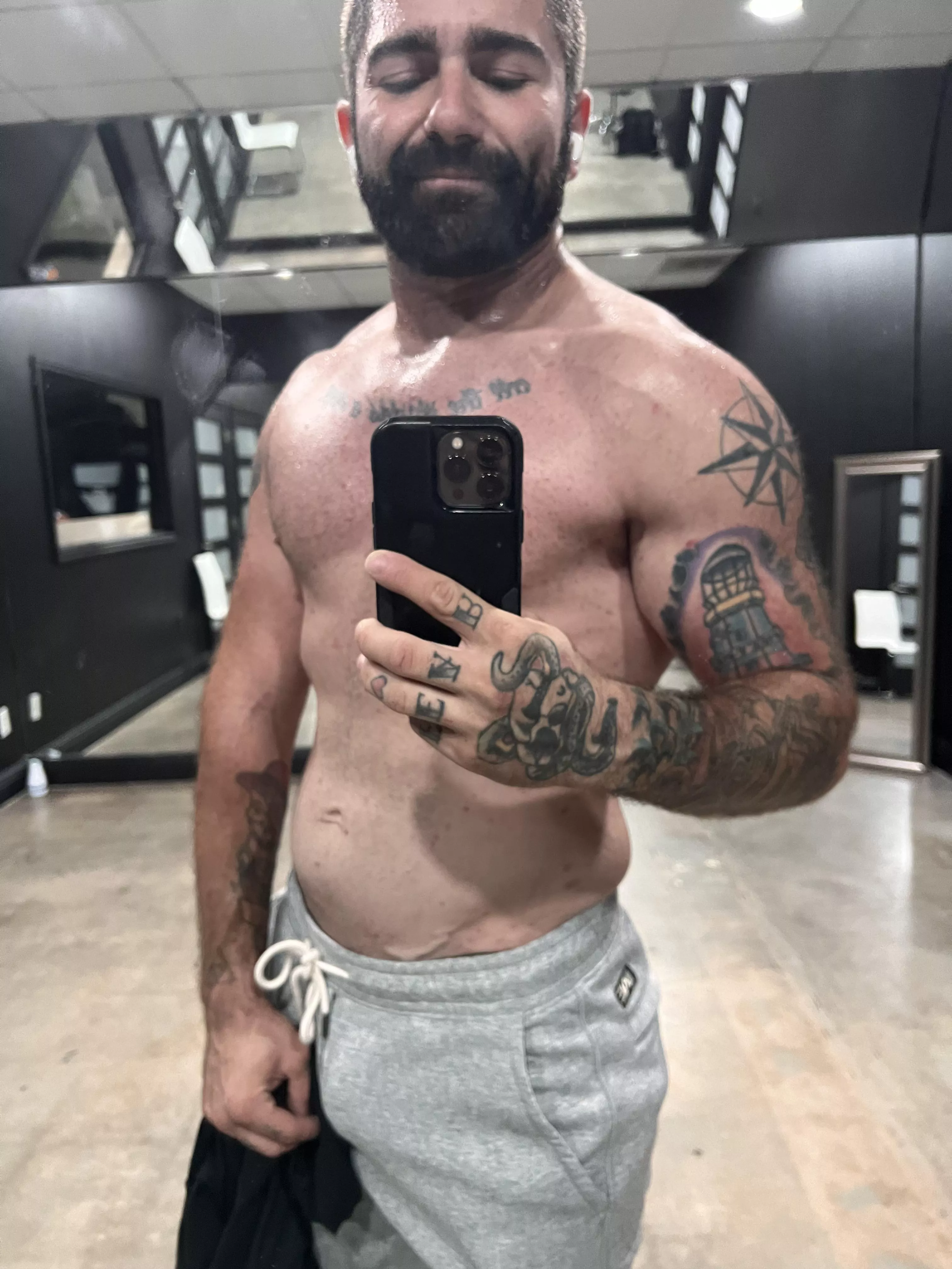 come follow for free and hang!Will be posting all workout content and progress photos. Ask about private messages😉