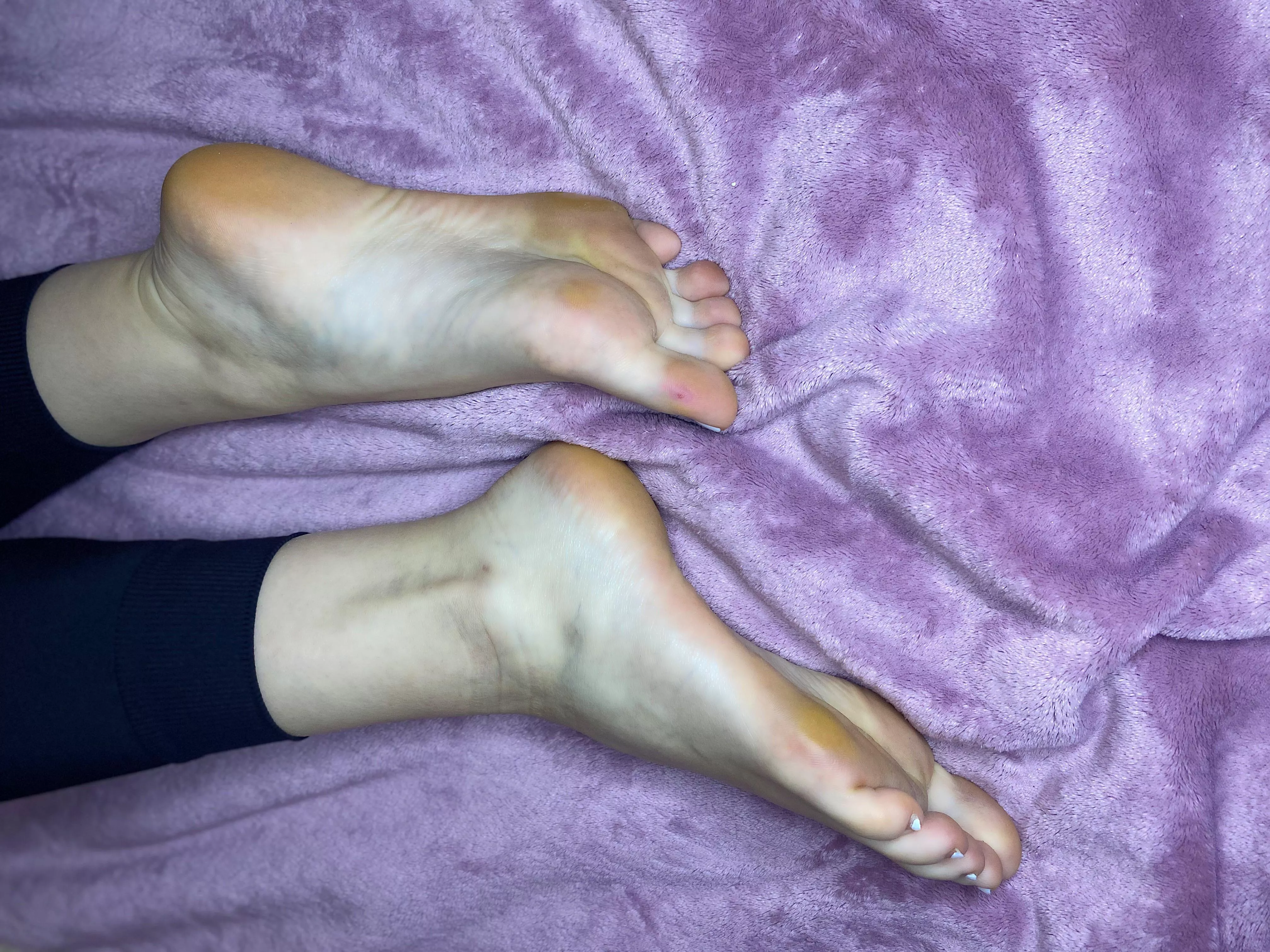 Had a sporty and challenging day at school. Teaching 7 hours sports in the gymclass. Now I need someone to vert my anger 😈🤫💦