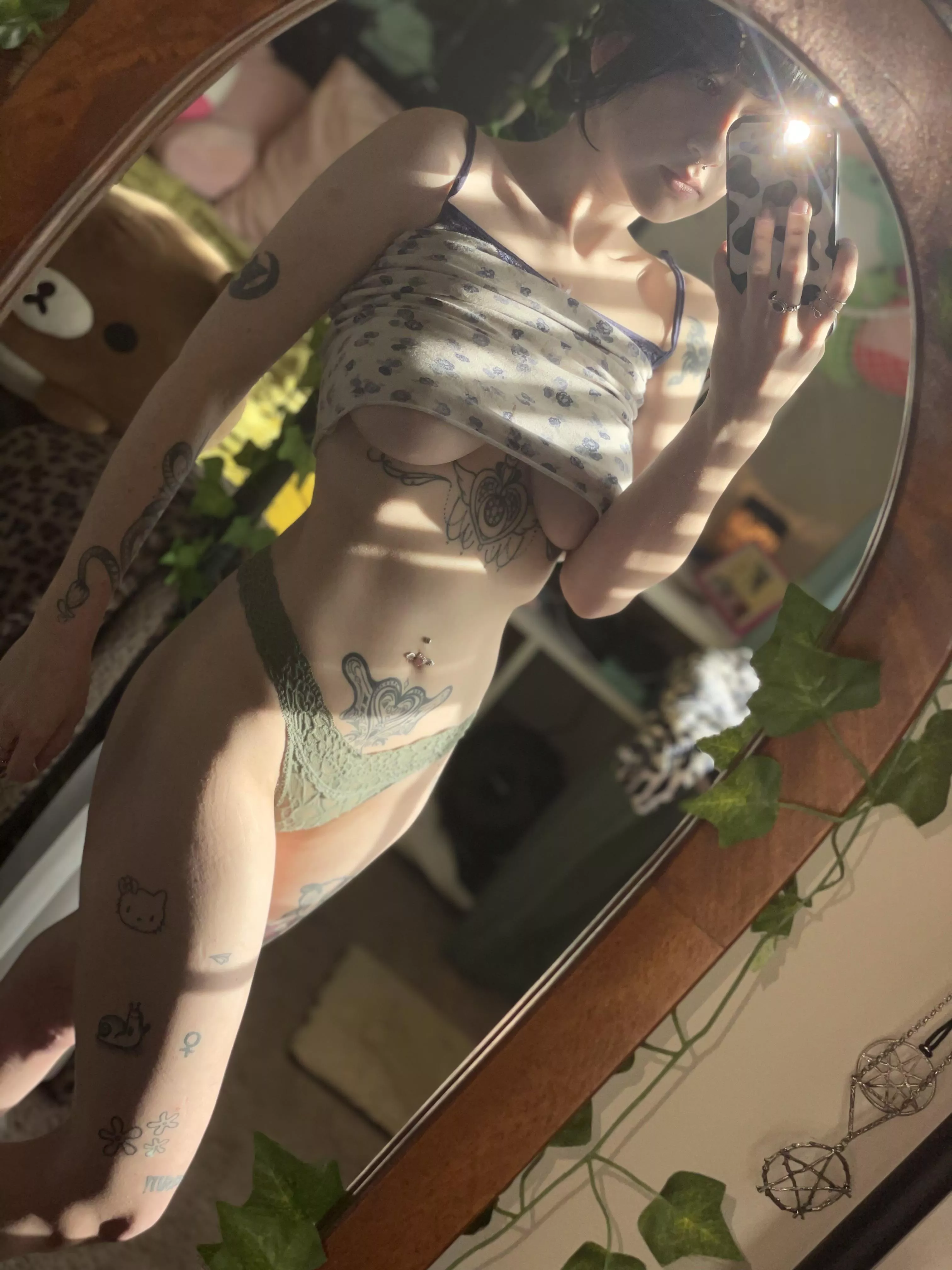 it’s a lazy kind of day:3 would you stay in with me?