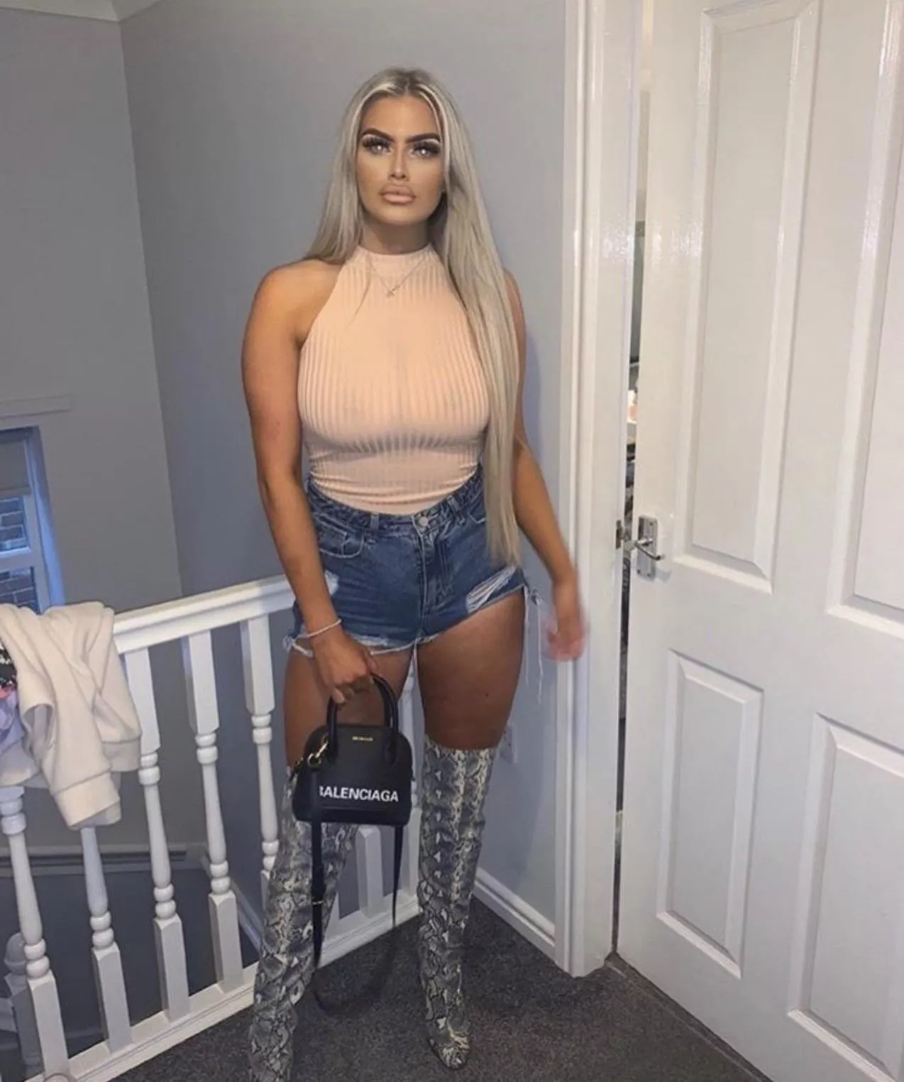 Lips are as fat as her tits