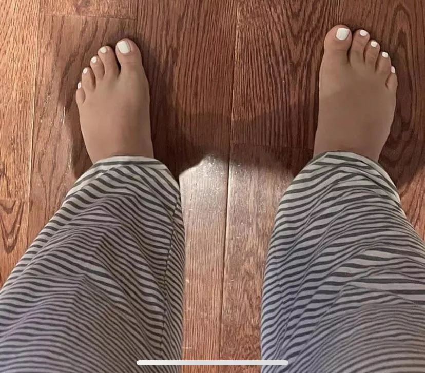 Love looking down and seeing painted toes!! Egg finally cracked!! Let me know what you think!! DMs are open