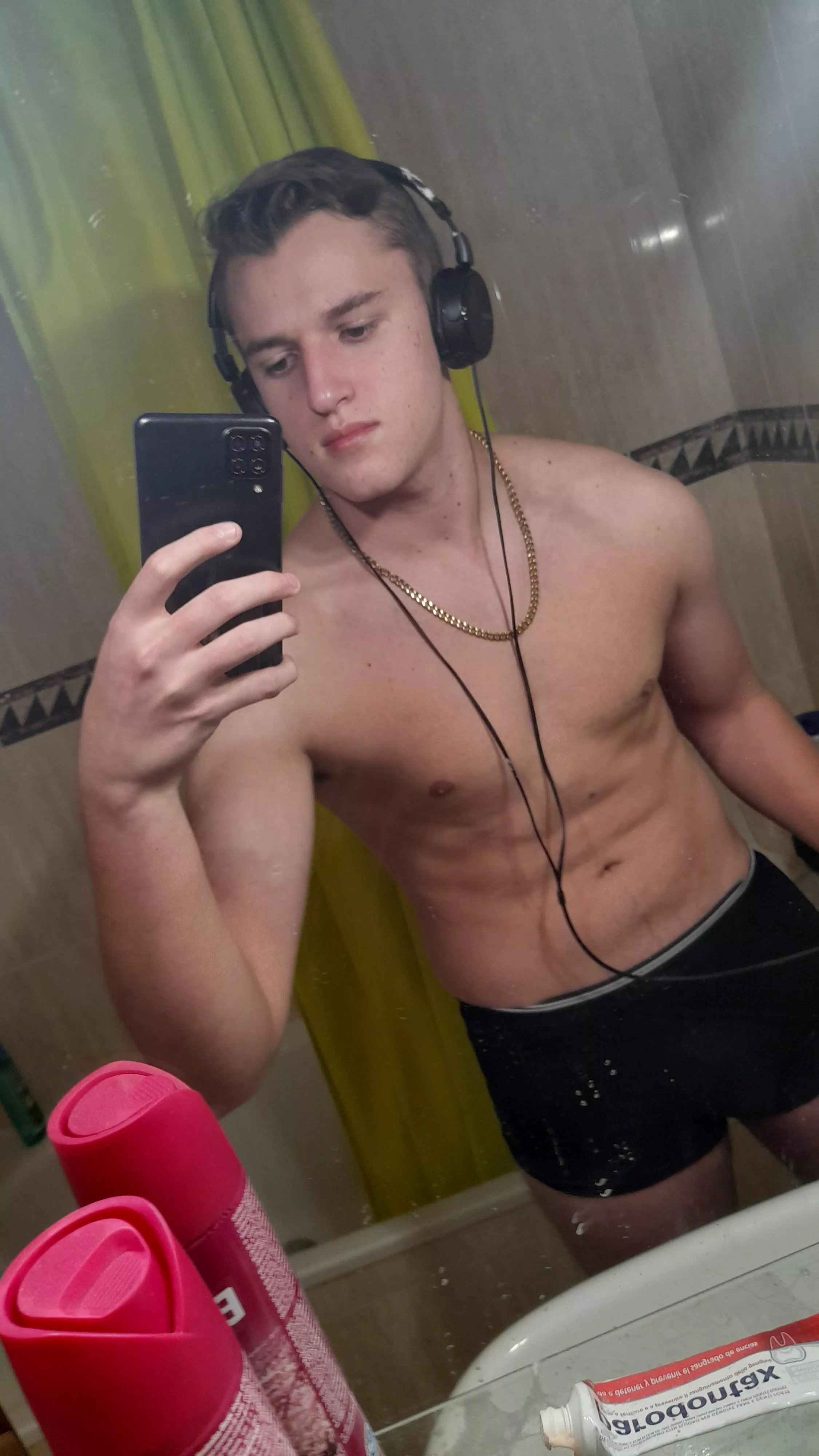 Love taking mirror selfies