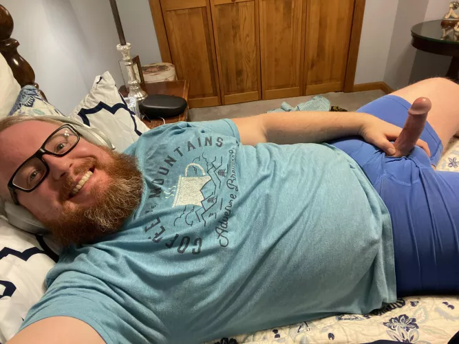 Nothing like rubbing one out before bed (32)