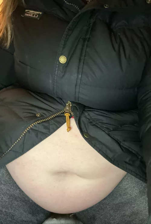 Puffy coat can’t contain the tummy floof 🤣🤣🐽