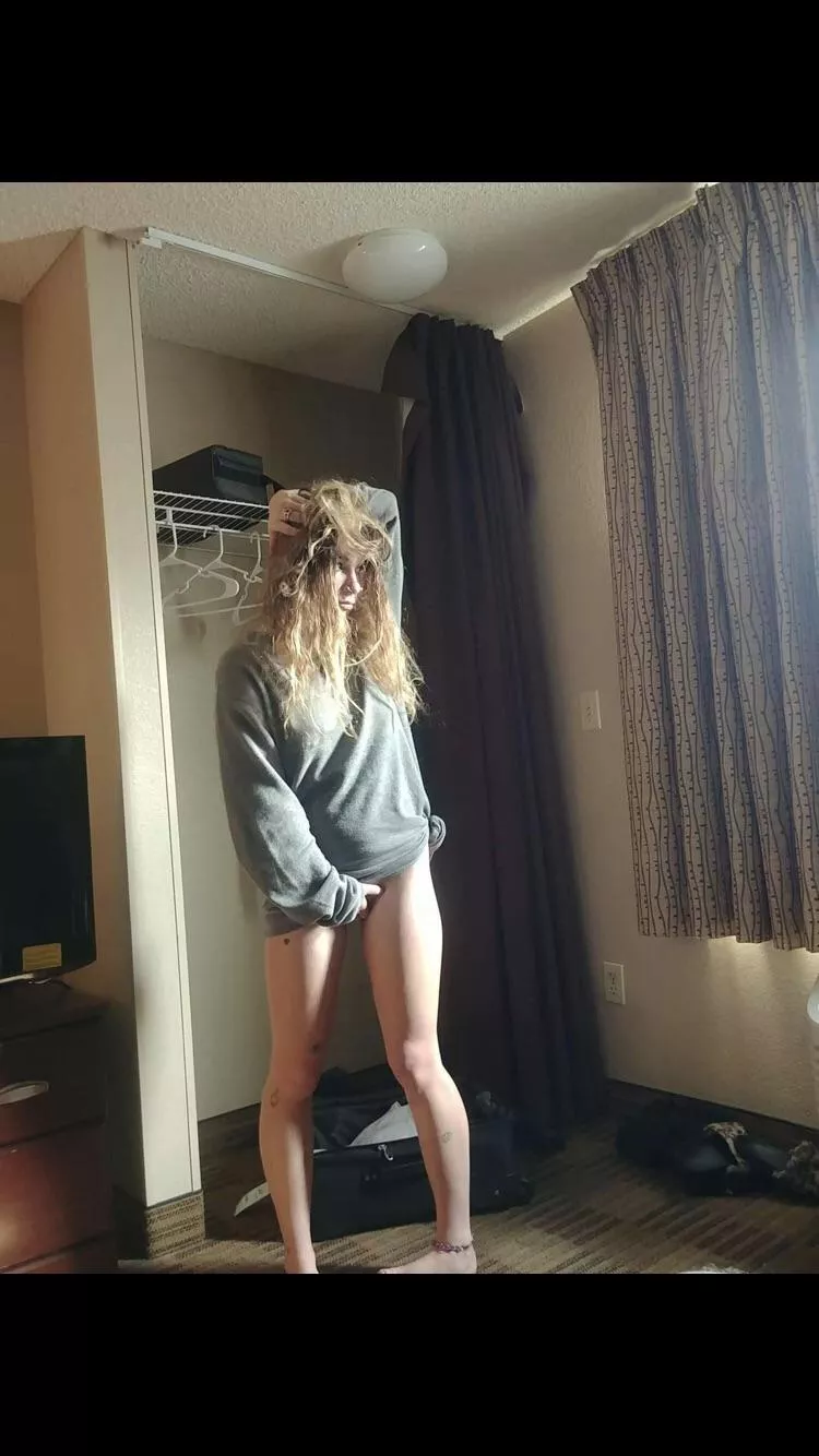 Put your load in my blonde ass (; (19f)