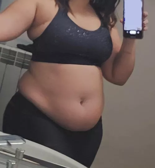 See, I'm not that fat right? I still fit into my old gym clothes! (more or less)