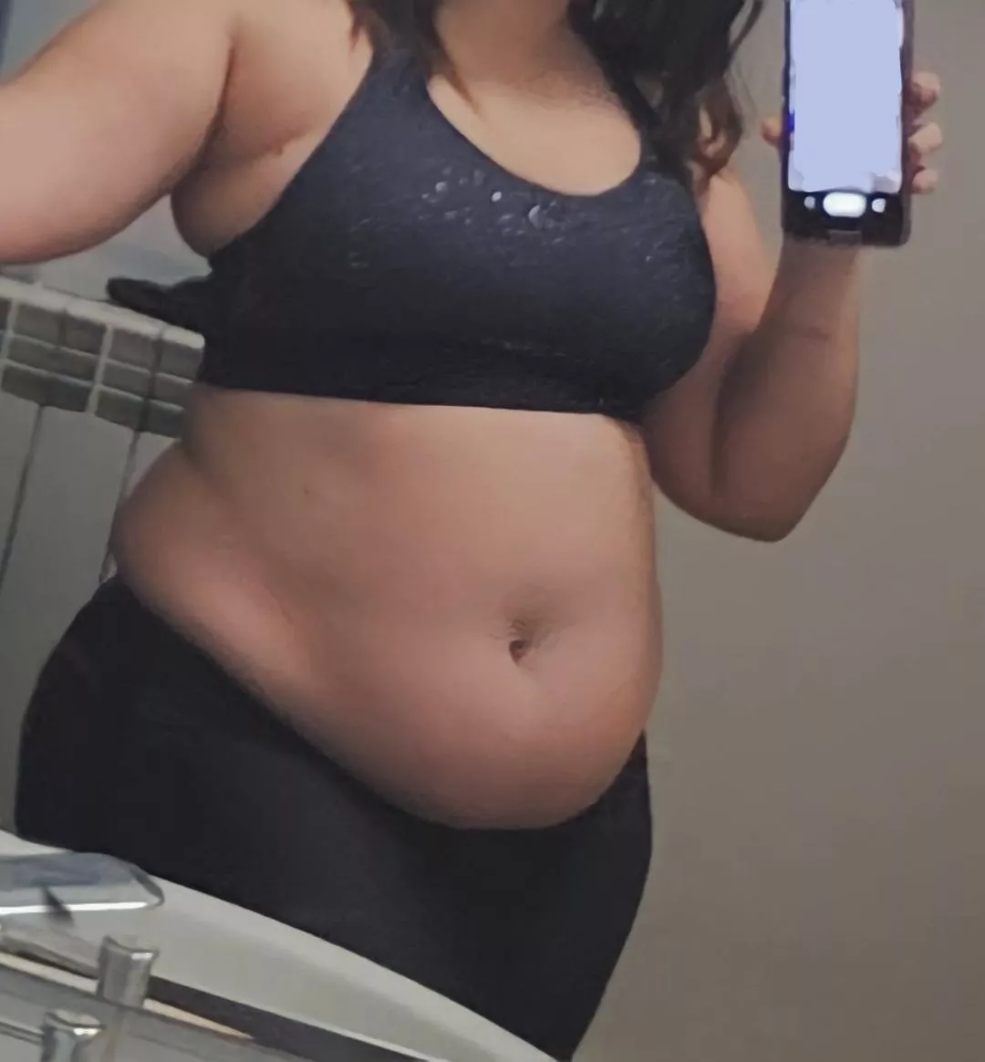 See, I'm not that fat right? I still fit into my old gym clothes! (more or less)