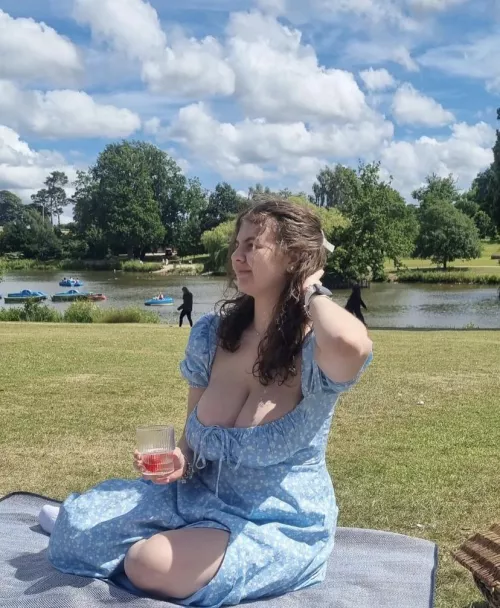 She pulls up on the first date like this…wyd?