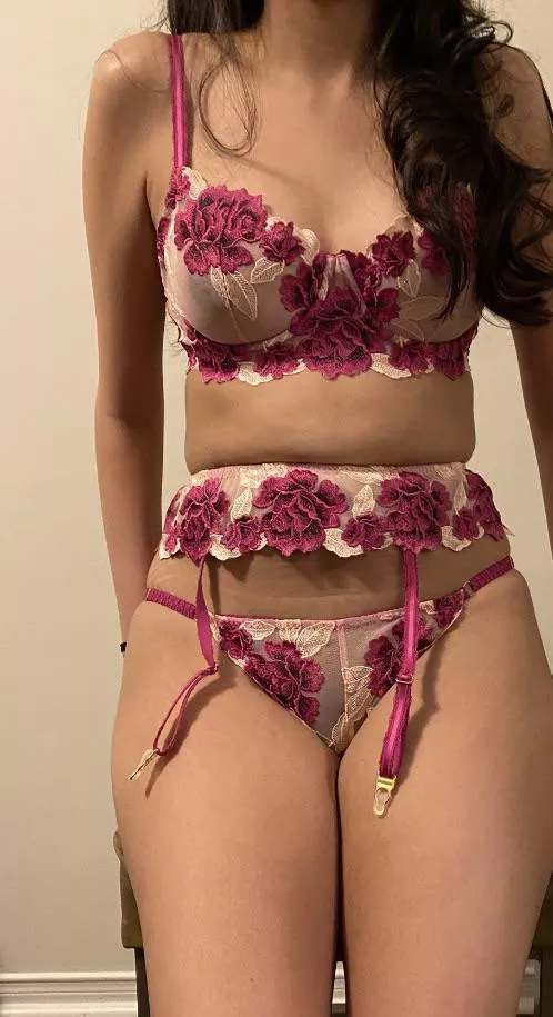 Some days I just want to service him. I put on this set to turn him weak. 😈 [F]