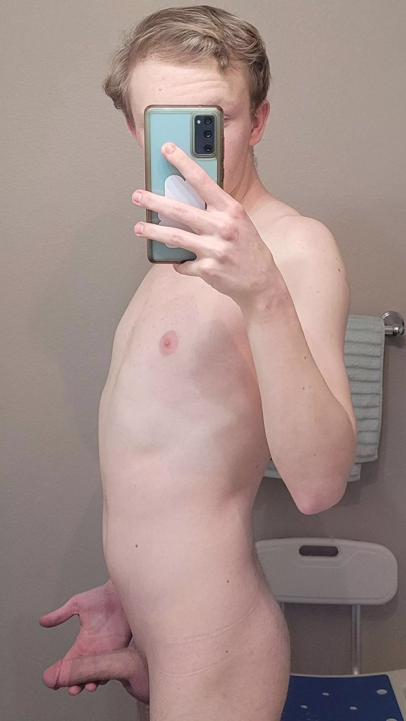 someone, grab me by the waist already 🙄