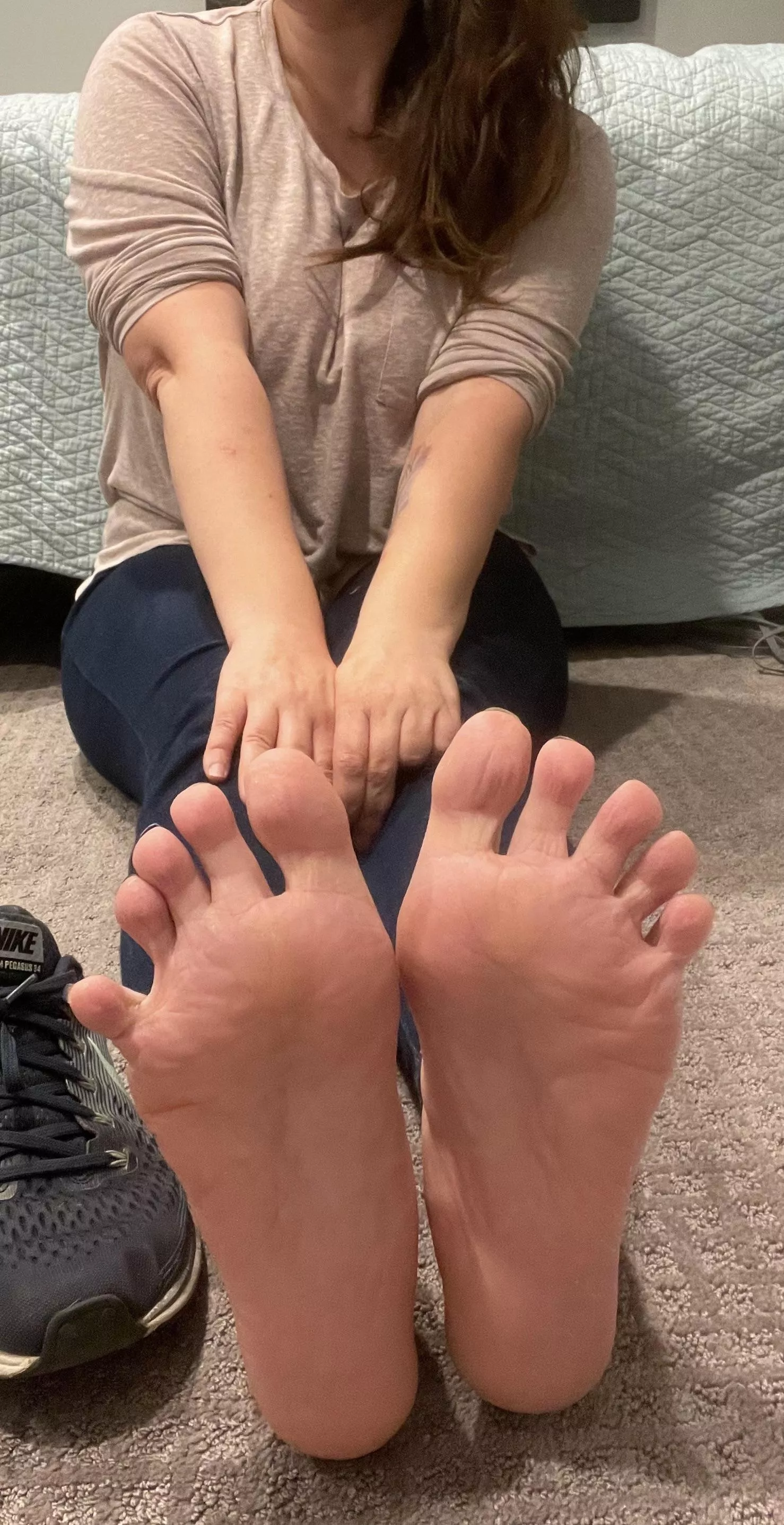 Was on my feet barefoot all morning in my gym shoes, who wants a taste? 🥵