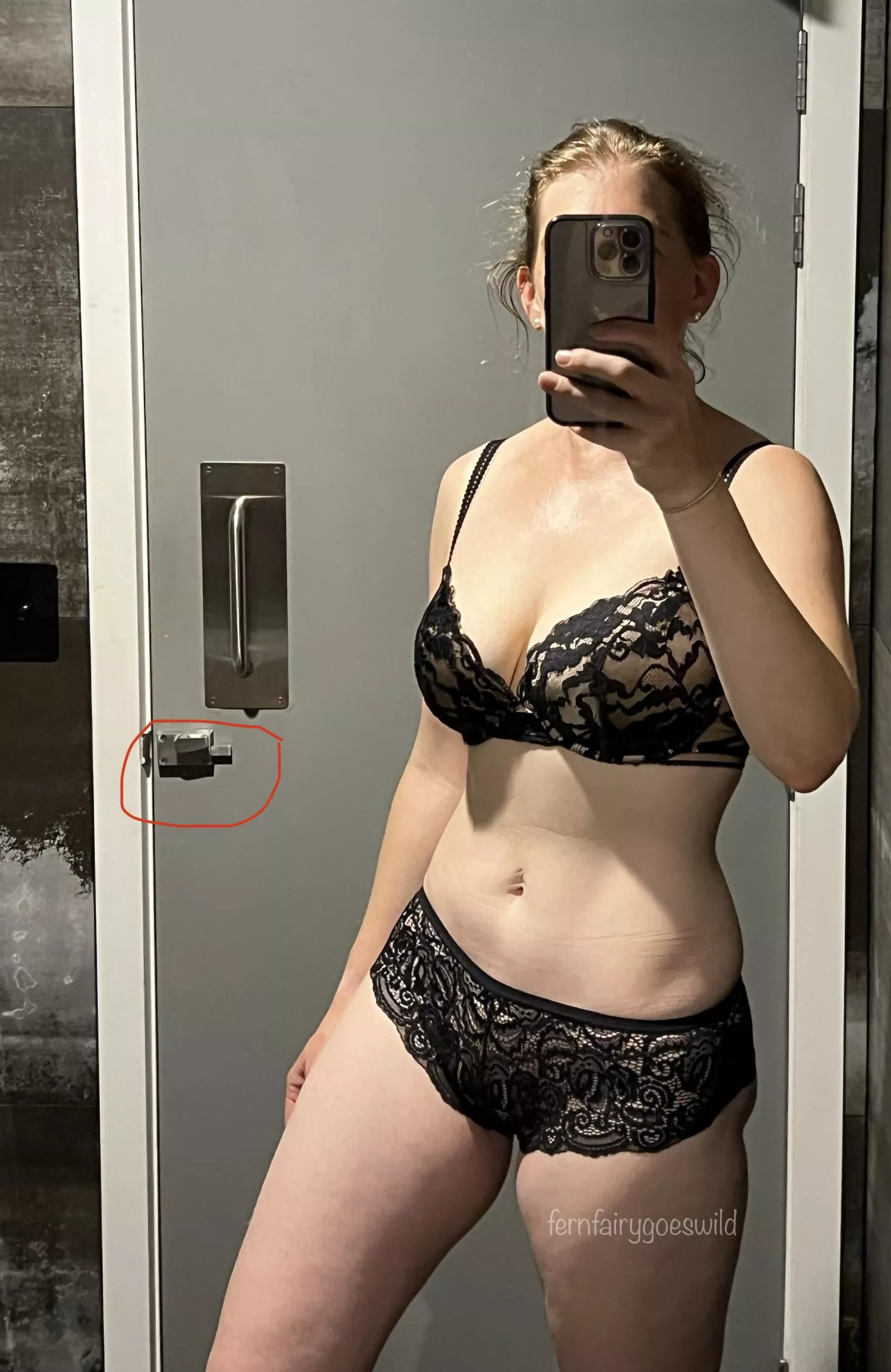 When you’re taking sexy selfies in the gym but leave the door unlocked….