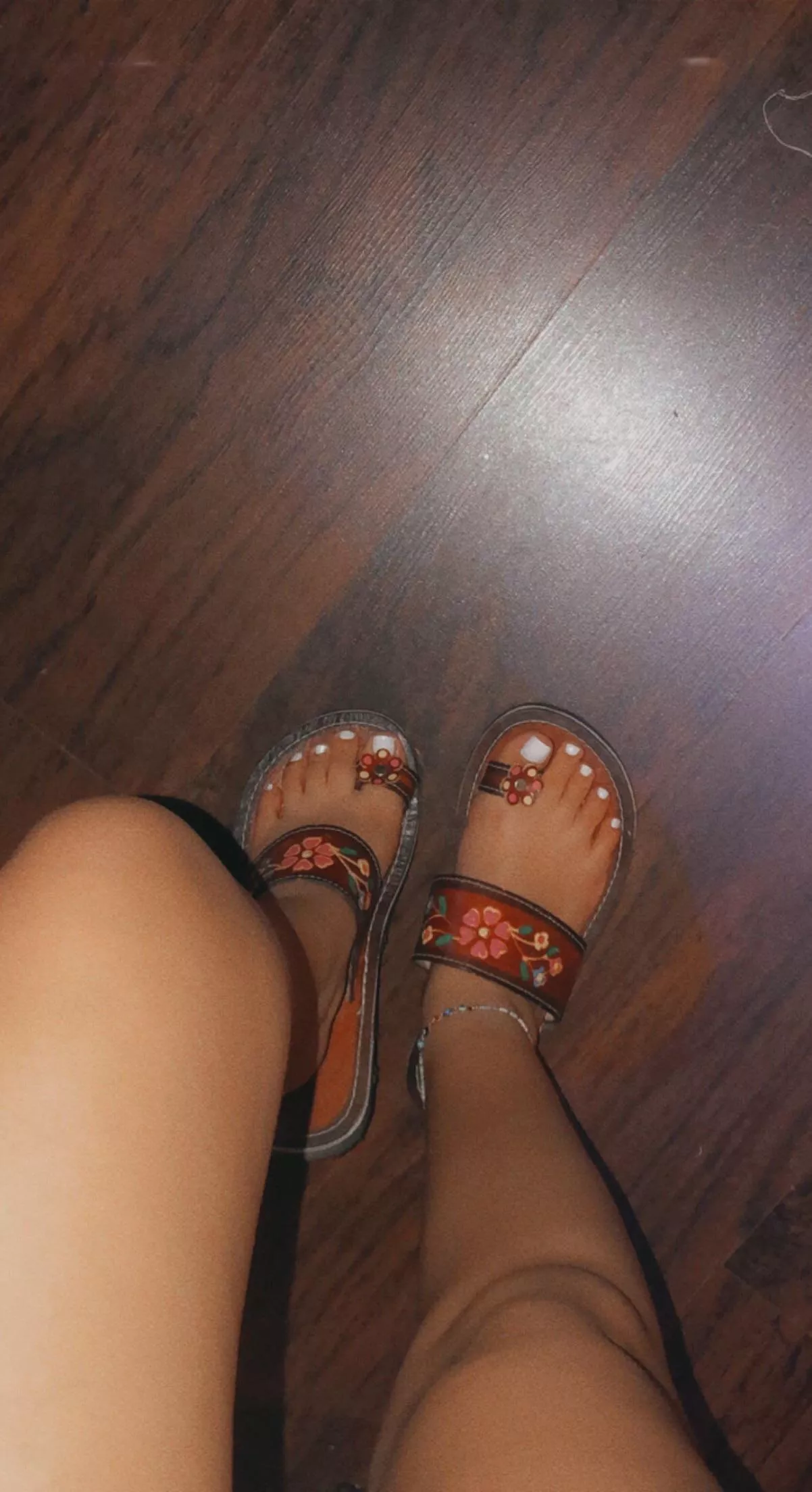 Who likes my white toes 💕