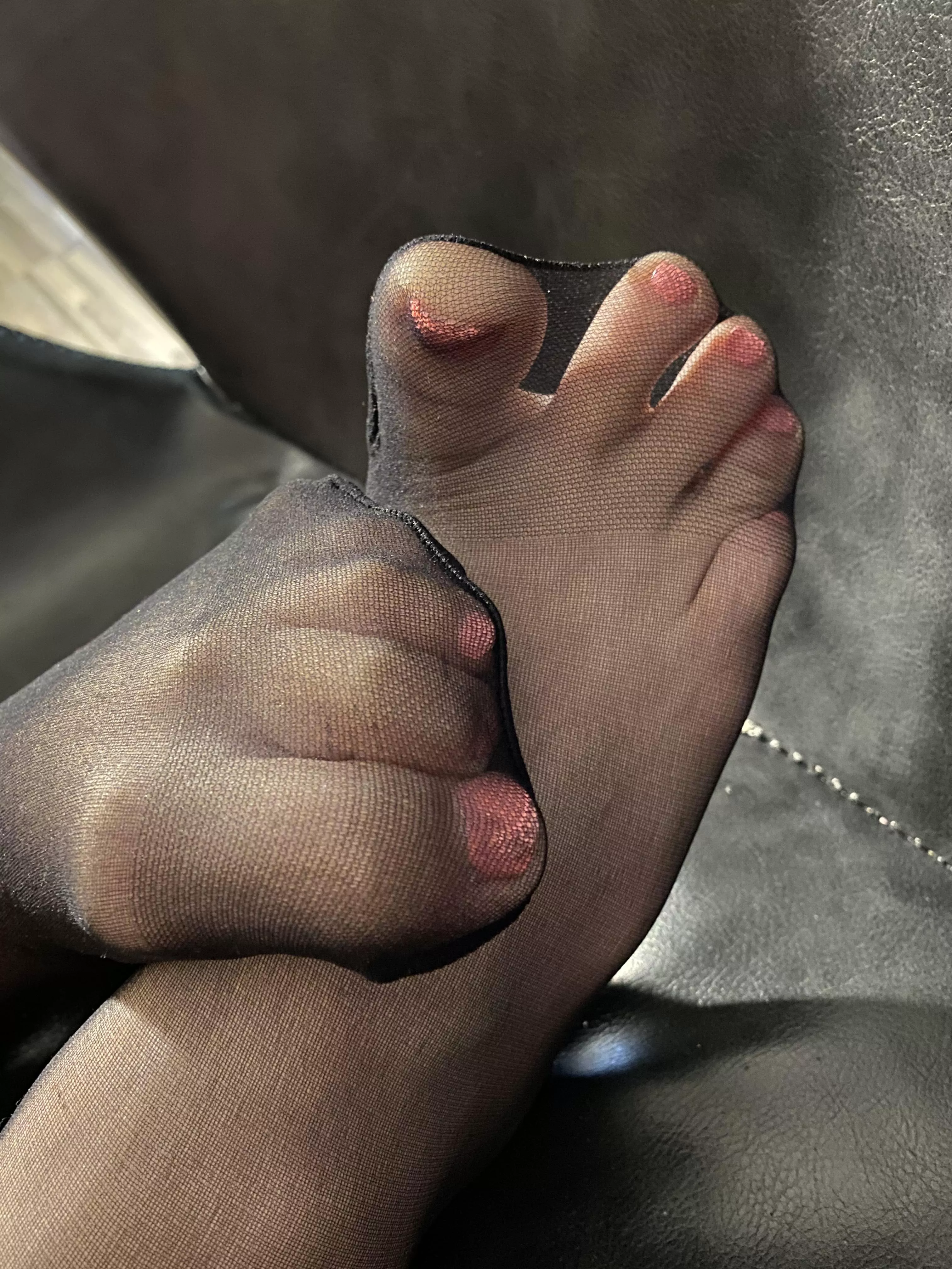 you like my pink toes 🤤