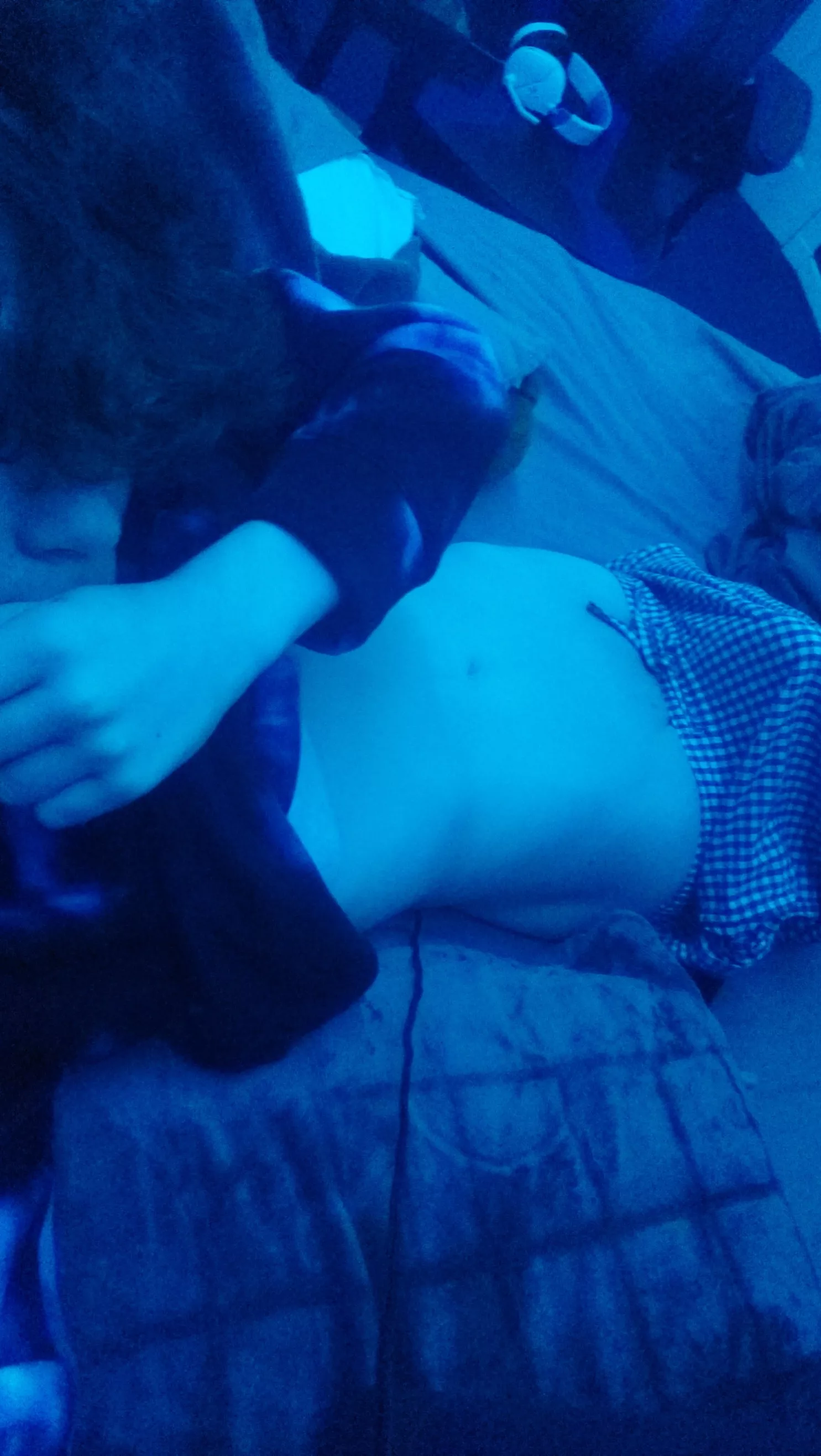 18, horny twink who wants to jerk of with someone long term ;) @malachite08