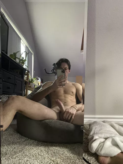 22 bi hmu if ur 18-25 @k2kjamz22 big plus if u have a gf