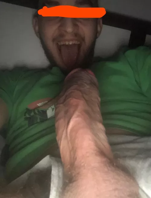 22yo. Cool and hot 19~24yo bros add me and let’s have fun. START with a pic sp: grindr1919v