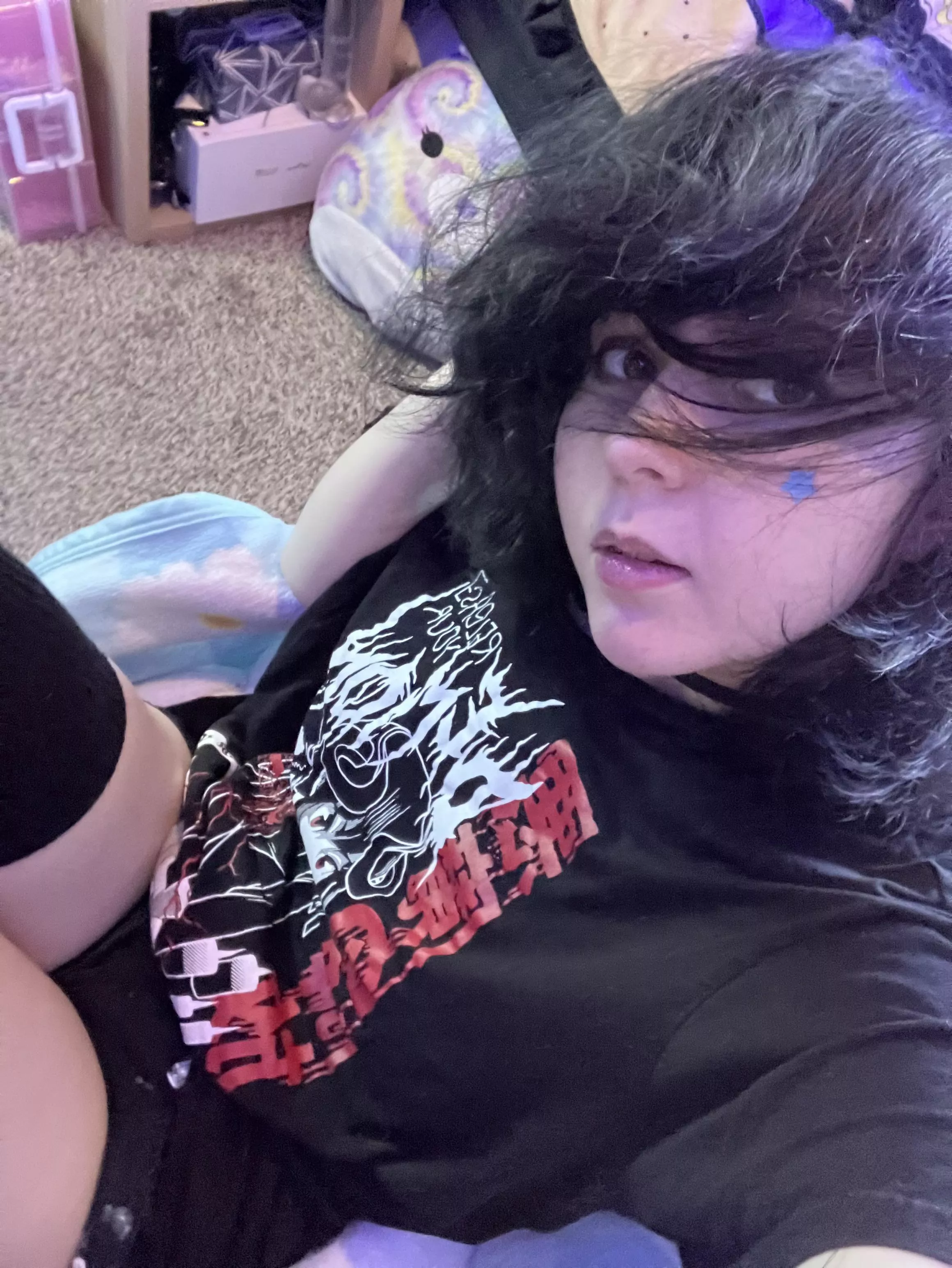 A lot less eyeliner the usual, I don’t really know how to feel about it ‘’o-o