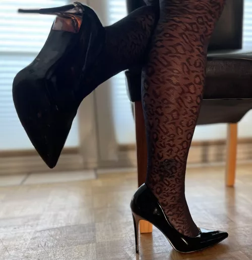 Another pose of my black Stilettos in tights❤️