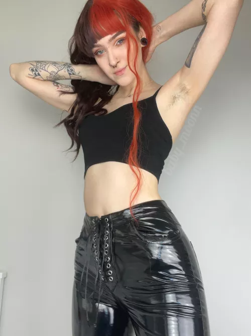 Anyone here into hairy dommes?