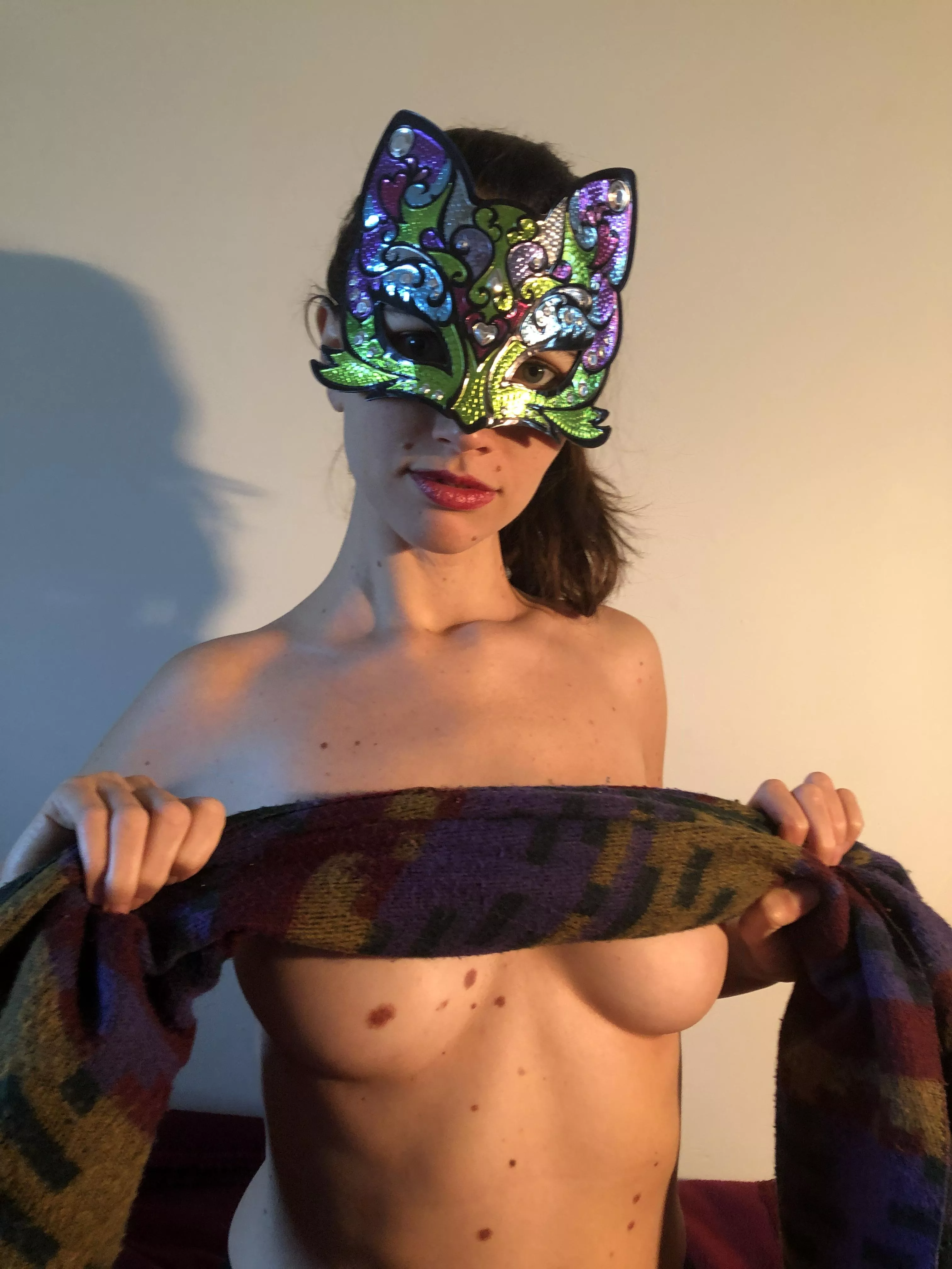 Are you gonna do something bad with this little cat ...?