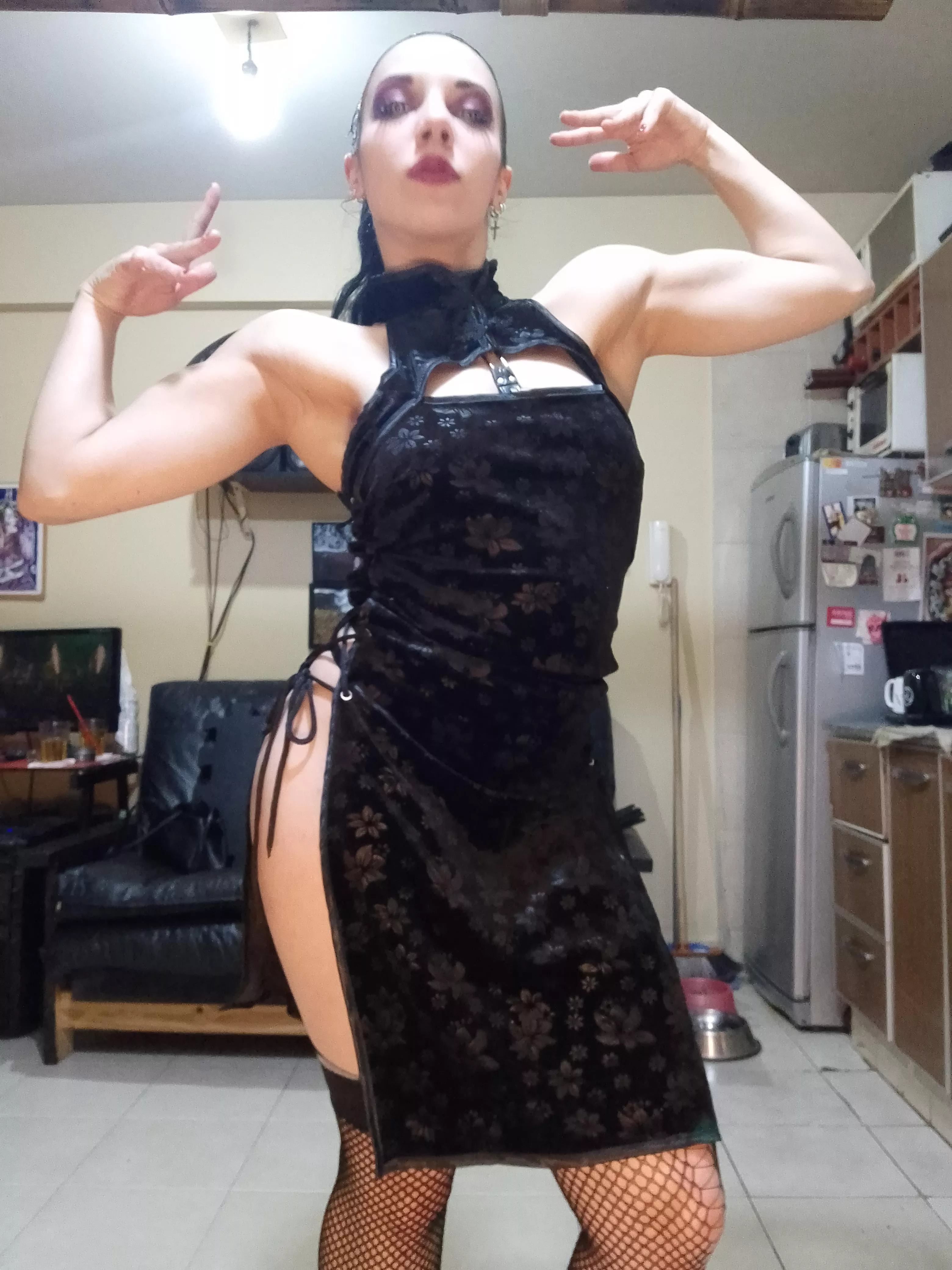 Are you not going to kneel before them? Look at my armpits! 💪🏻⛓️🧛🏻‍♀️