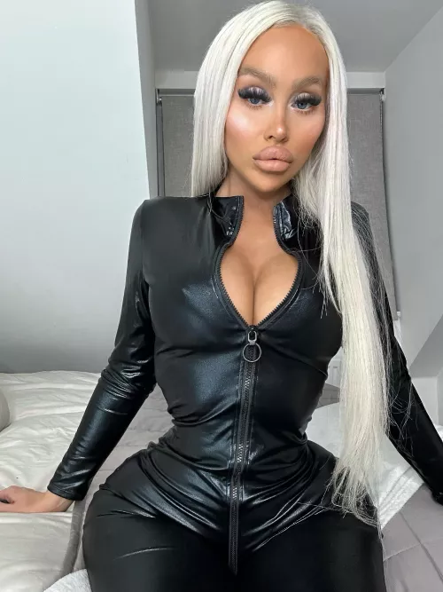 Blonde bimbo in bodysuit 💦💦