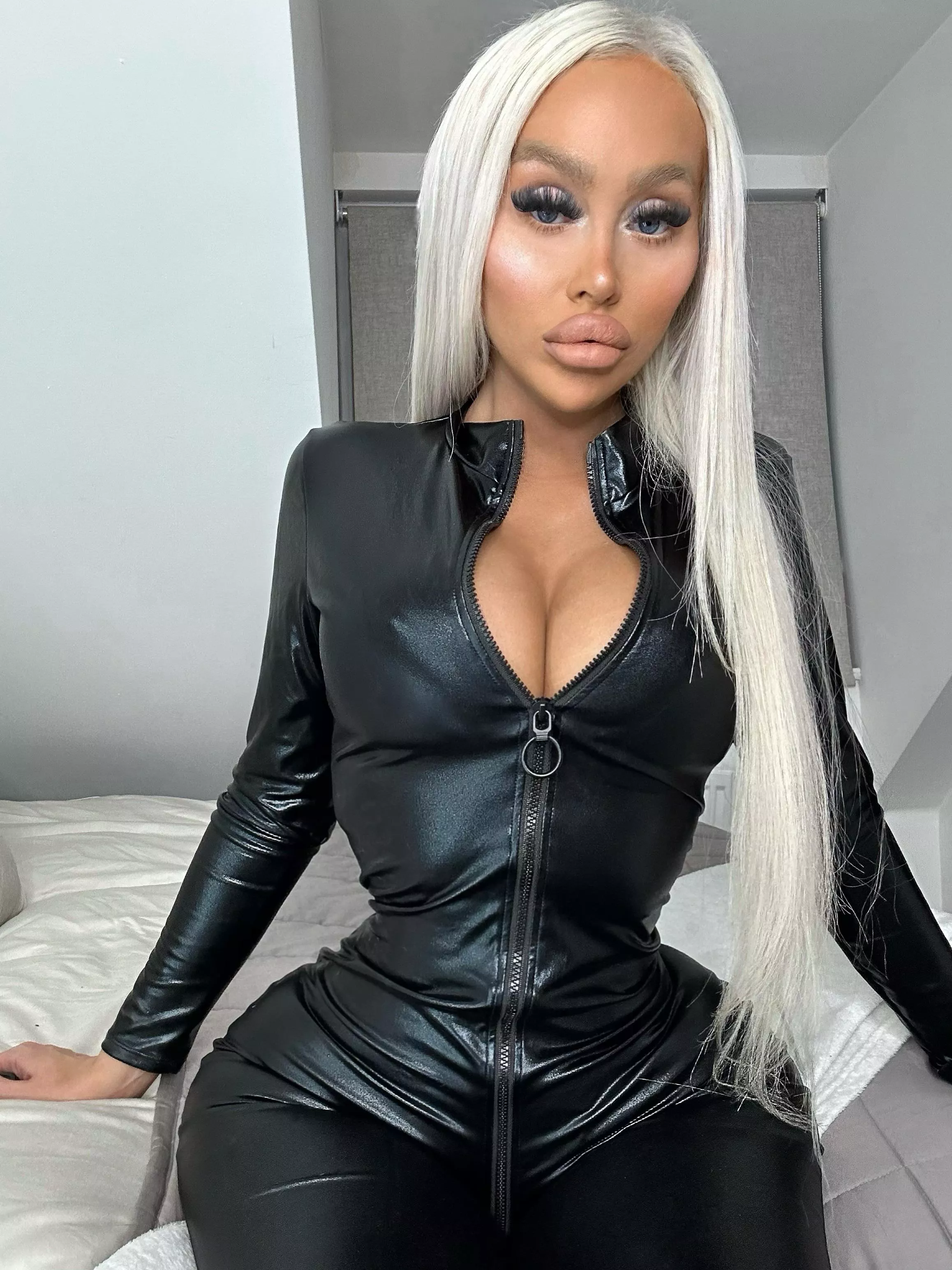 Blonde bimbo in bodysuit 💦💦