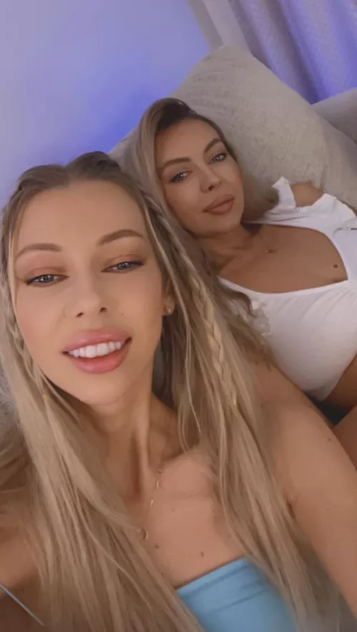 Cum and see me and my BFF have fun on cam! 😈💦 Link in comments! We like to spritz a lot! 💋