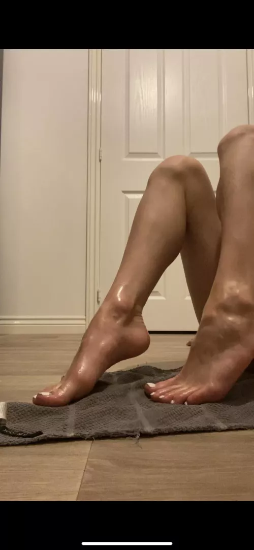 Do you like mommy’s oily feet 💋