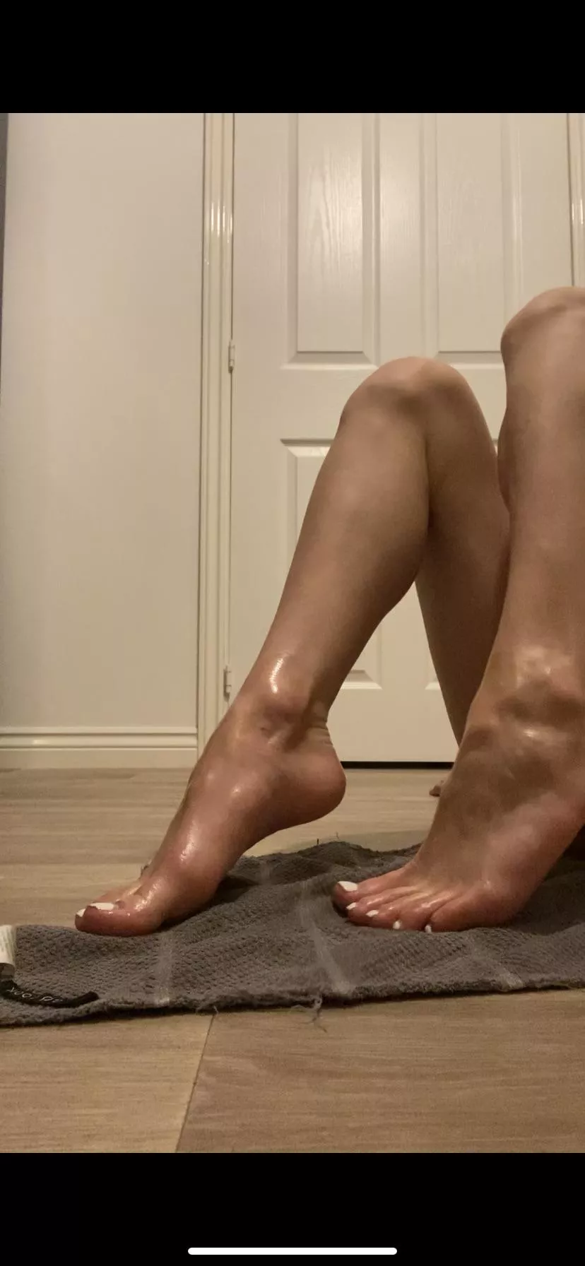 Do you like mommy’s oily feet 💋