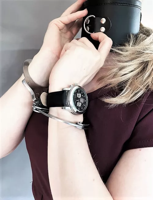 [F] Widest collar I own - can barely breathe! Goes well with the hinged cuffs