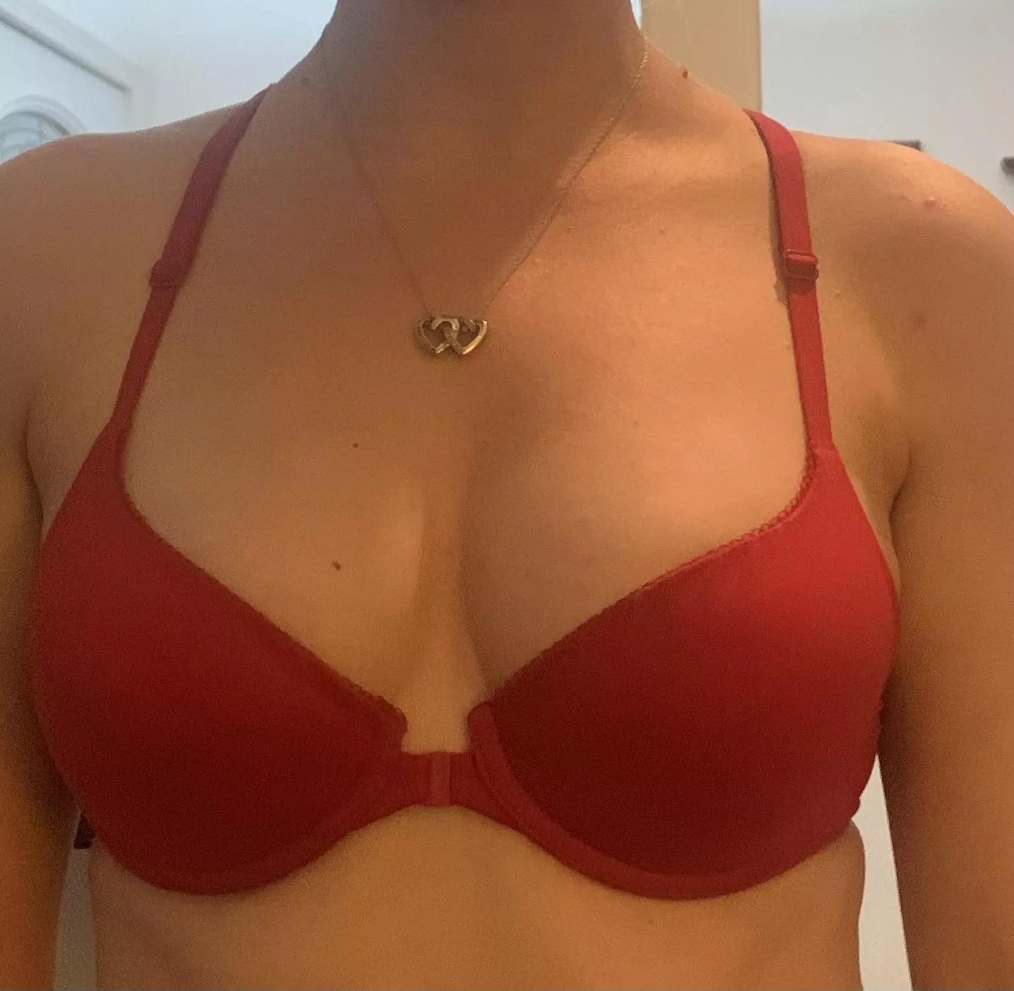 Front closure so u can easily open your presents